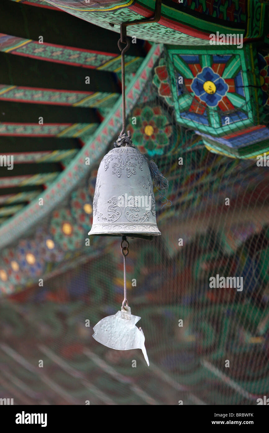 Der fischförmigen Gong auf der buddhistischen Wind Glocke, ehrt diese Kreaturen, die nie schließen Sie ihre Augen, Seoul, Südkorea Stockfoto