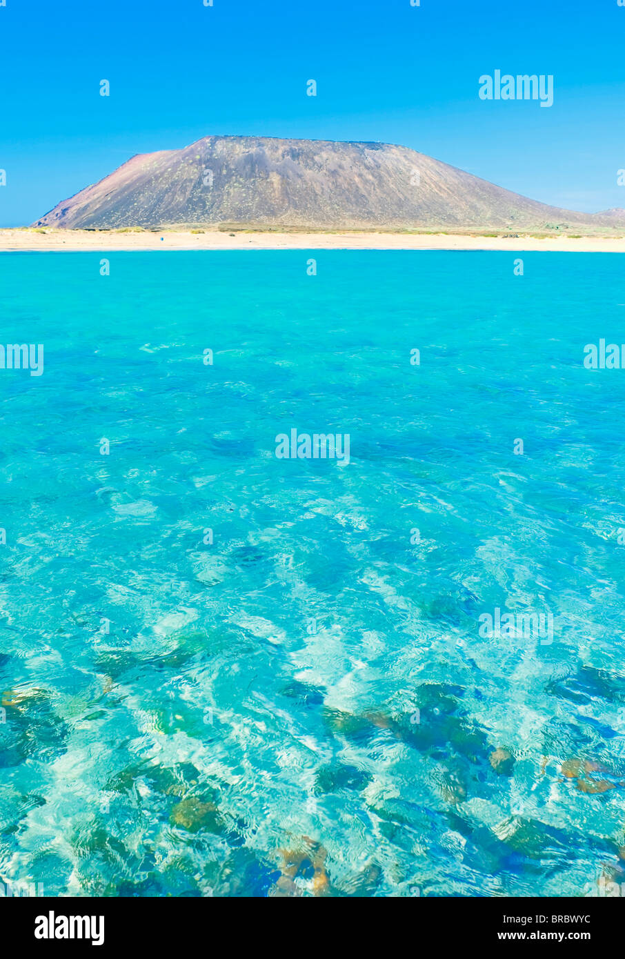 Türkisblaues Meer und Vulkan, Isla de Los Lobos, Fuerteventura, Kanarische Inseln, Spanien, Atlantik Stockfoto