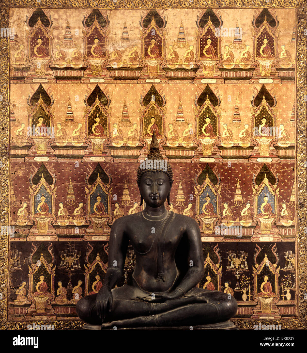 15. Jahrhundert Buddha Bild aus der Sukhothai-Periode vor einer buddhistischen Banner, Rangsit Sammlung, Bangkok, Thailand Stockfoto
