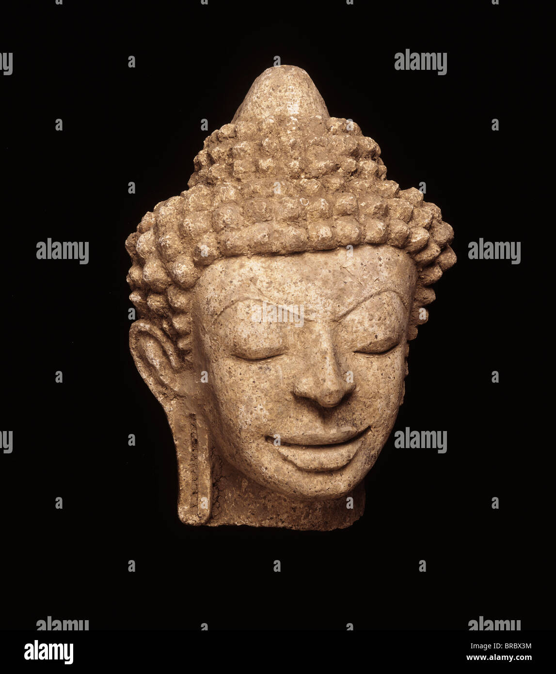 Ein 8. Jahrhundert Davaravati Buddha-Kopf, ausgegraben bei Chedi Chula Paton, Nakhom Pathom, Nationalmuseum Bangkok, Thailand Stockfoto