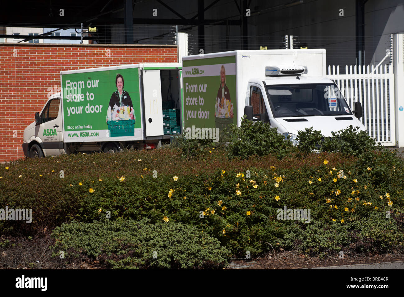 Zwei Asda Lieferwagen parkten im August-Sommer vor dem Asda-Laden in Poole, Dorset UK - von unserem Laden bis zu Ihrem Türshop heute online Stockfoto