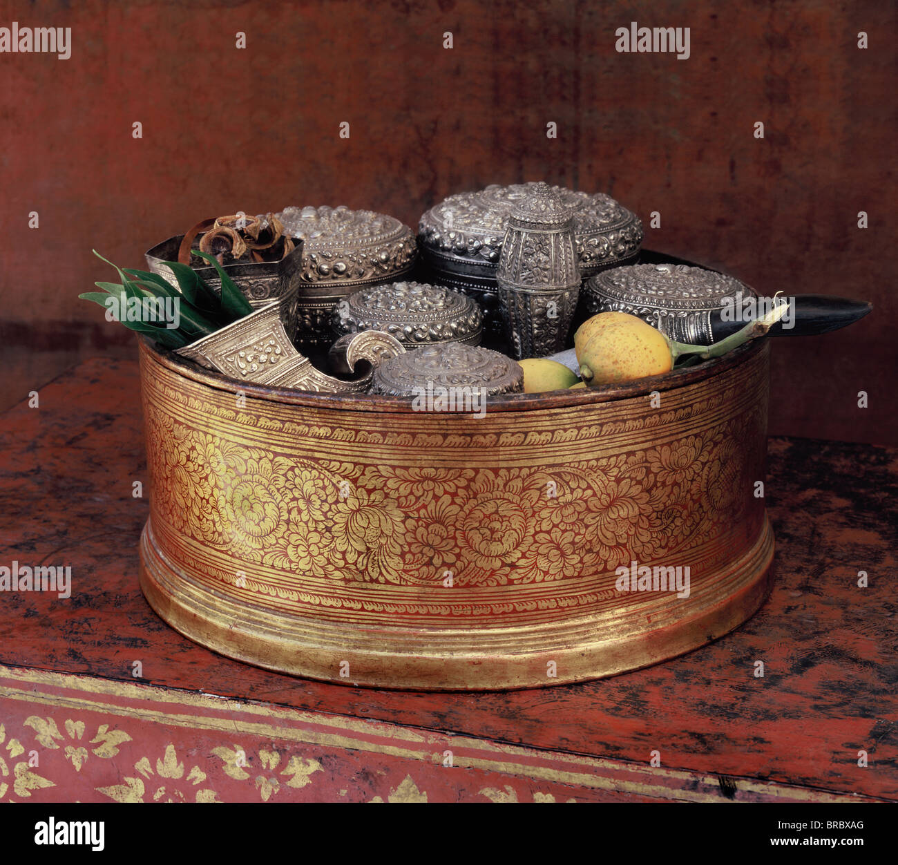 Lanna Stil Lacquerware Betel Box mit einem silbernen festgelegt, Nord-Thailand, Thailand Stockfoto