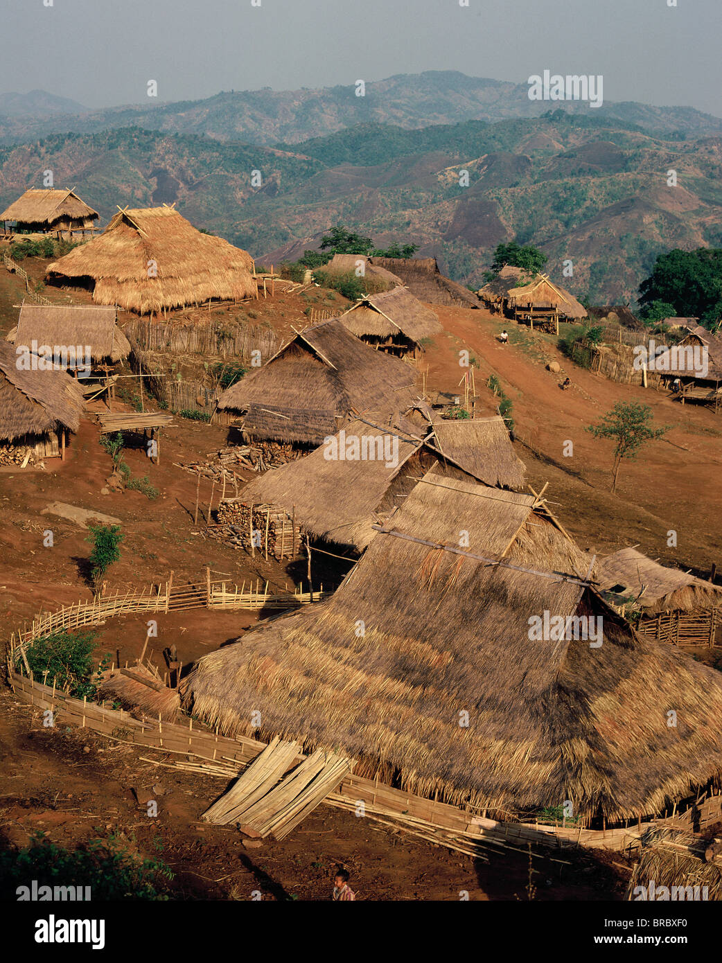 Akha Hügel Dorf, mit entwaldeten Hügel durch Schrägstrich und Brand von Stämmen im Hintergrund, Chiang Rai, Thailand Stockfoto