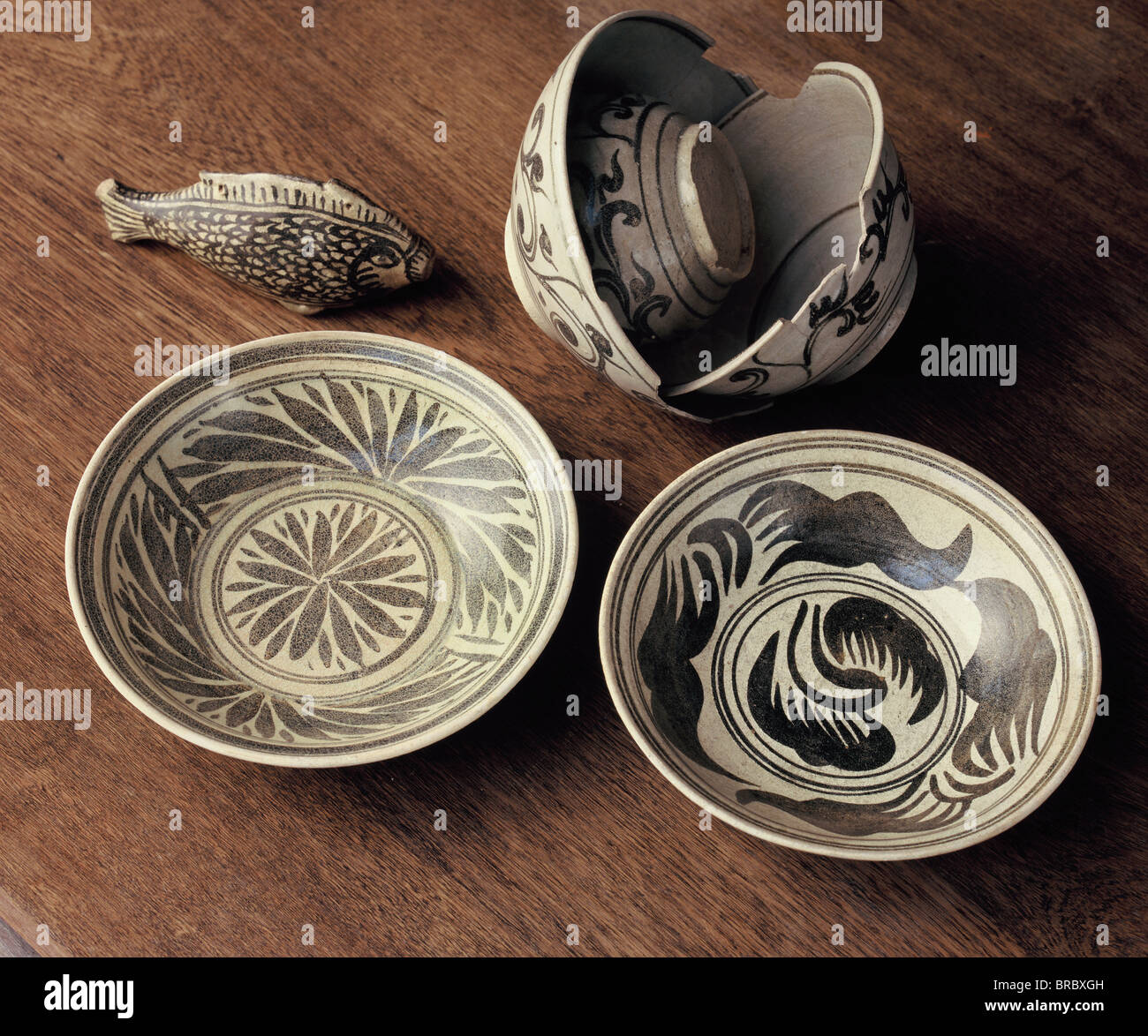 Schwarz / weiß Kalong Schalen mit Blumenmotiven, Lanna Keramik, John Shaw Collection, Thailand Stockfoto