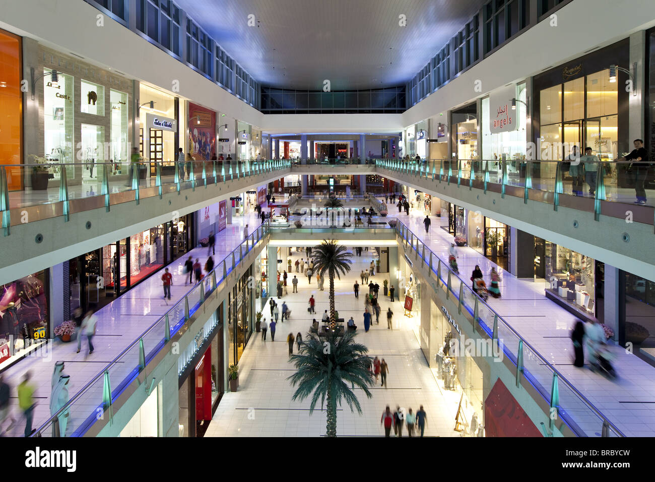 Dubai Mall, das größte Einkaufszentrum der Welt mit 1200 Geschäften, Teil des Komplexes Burj Khalifa, Dubai, VAE Stockfoto