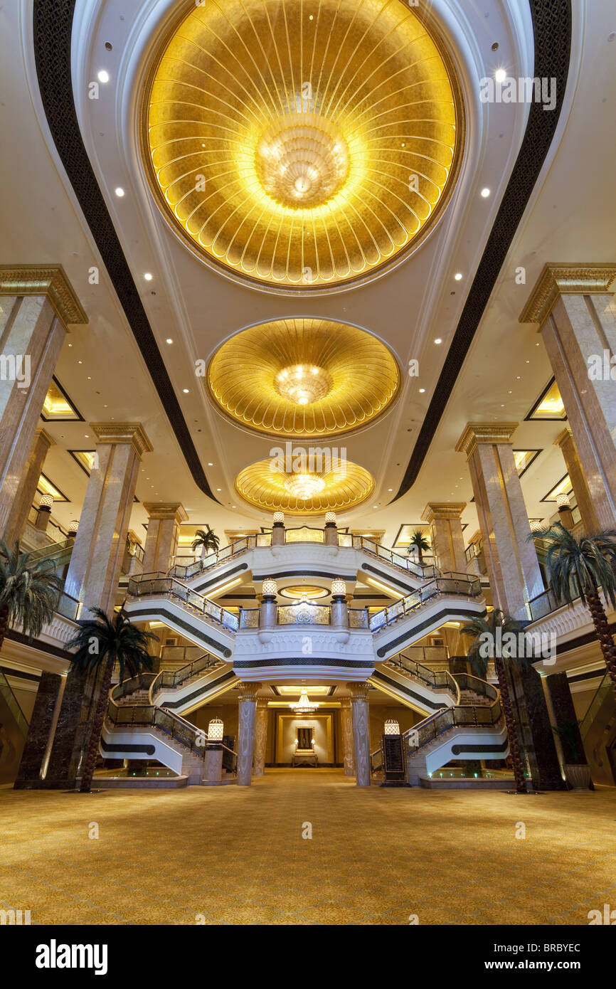 Reich verzierte Innenraum des Luxus-Hotel Emirates Palace, Abu Dhabi, Vereinigte Arabische Emirate Stockfoto