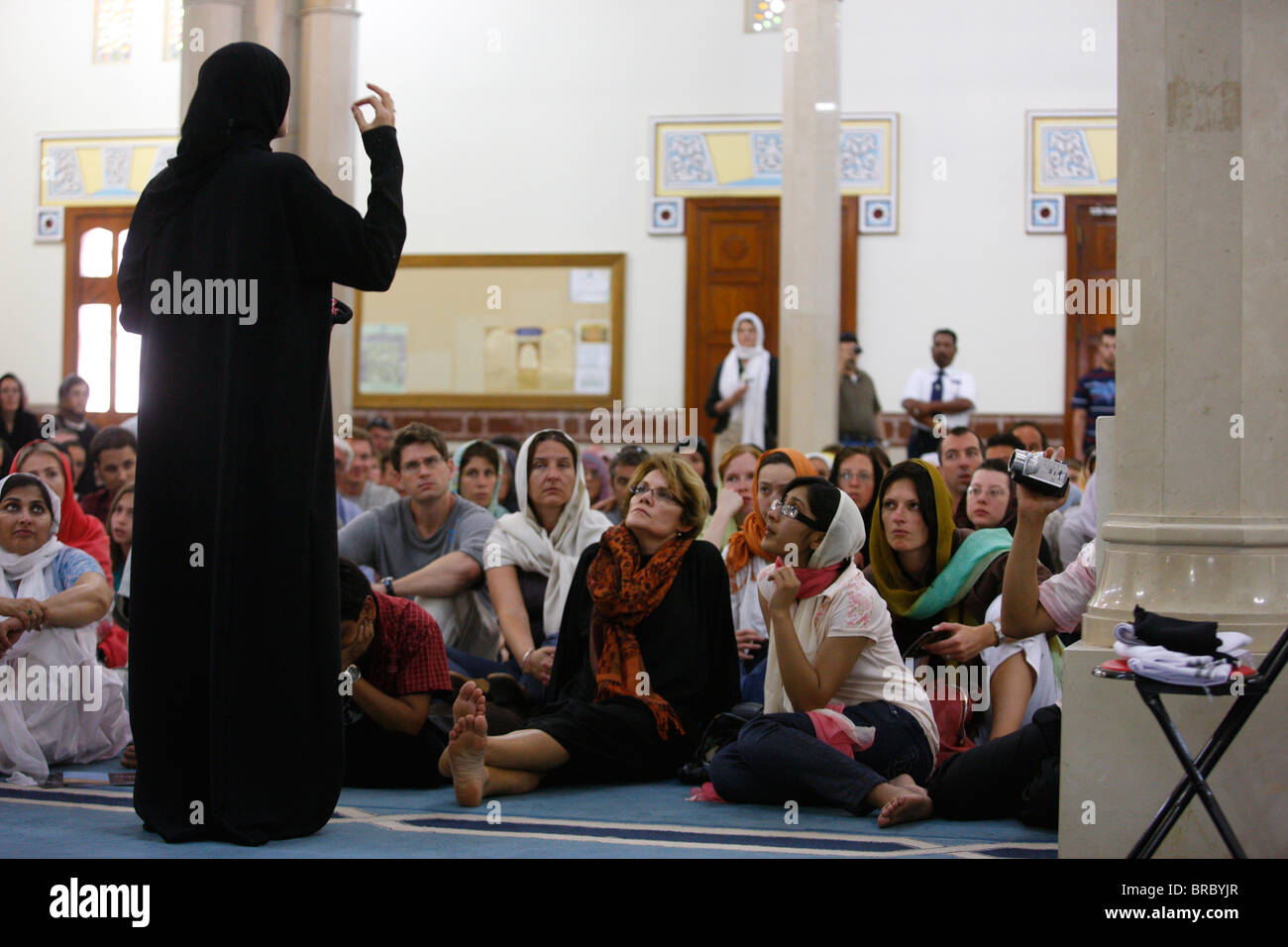 Führung, Jumeirah Moschee, Dubai, Vereinigte Arabische Emirate Stockfoto