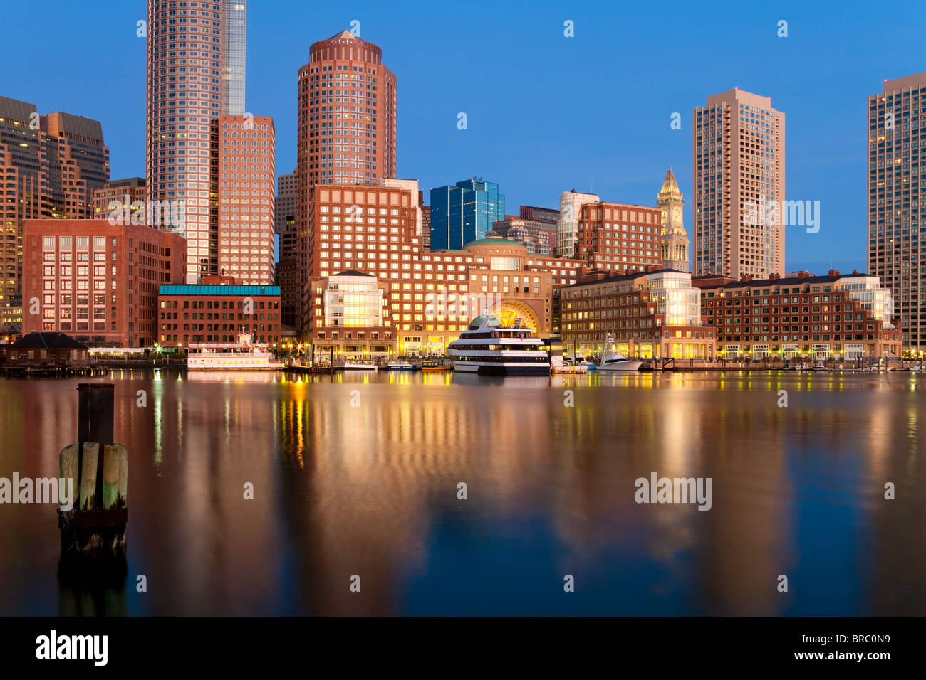 Skyline und inneren Hafen einschließlich Rowes Wharf im Morgengrauen, Boston, Massachusetts, Neuengland, USA Stockfoto