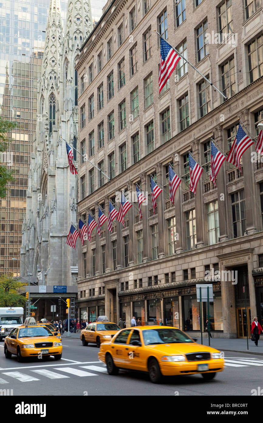 Die Straßenszene Fifth Avenue, Manhattan, New York City, New York, USA Stockfoto