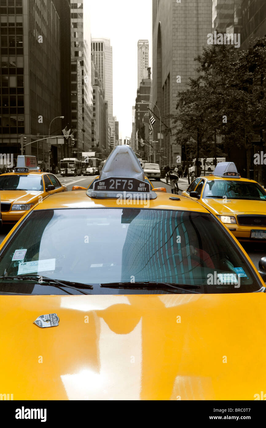 Gelben Taxis entlang der Fifth Avenue, Uptown Manhattan, New York City, New York, USA Stockfoto