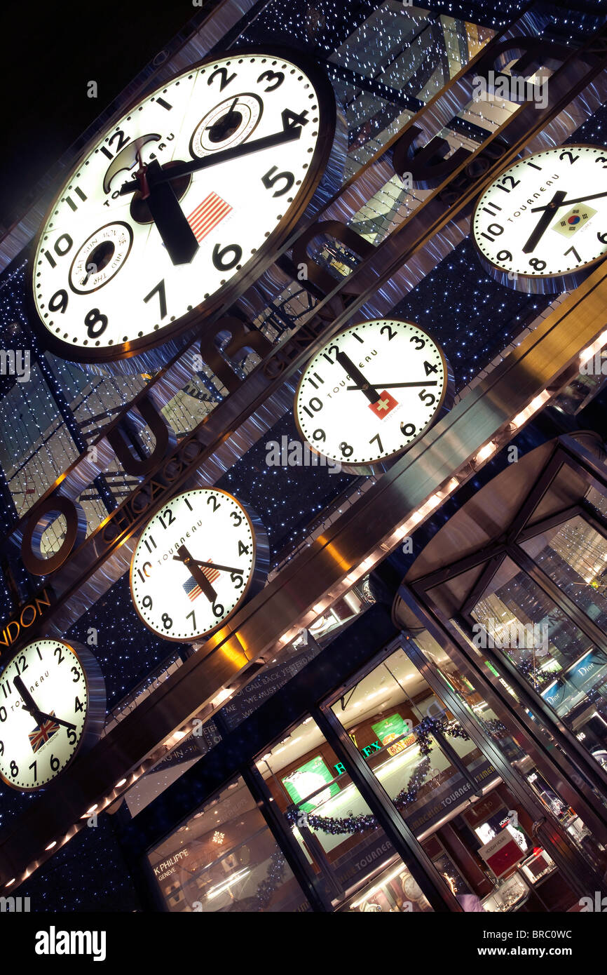 Uhren mit verschiedenen Weltzeiten Stadt außerhalb der Tourneau Store, Manhattan, New York City, New York, USA Stockfoto