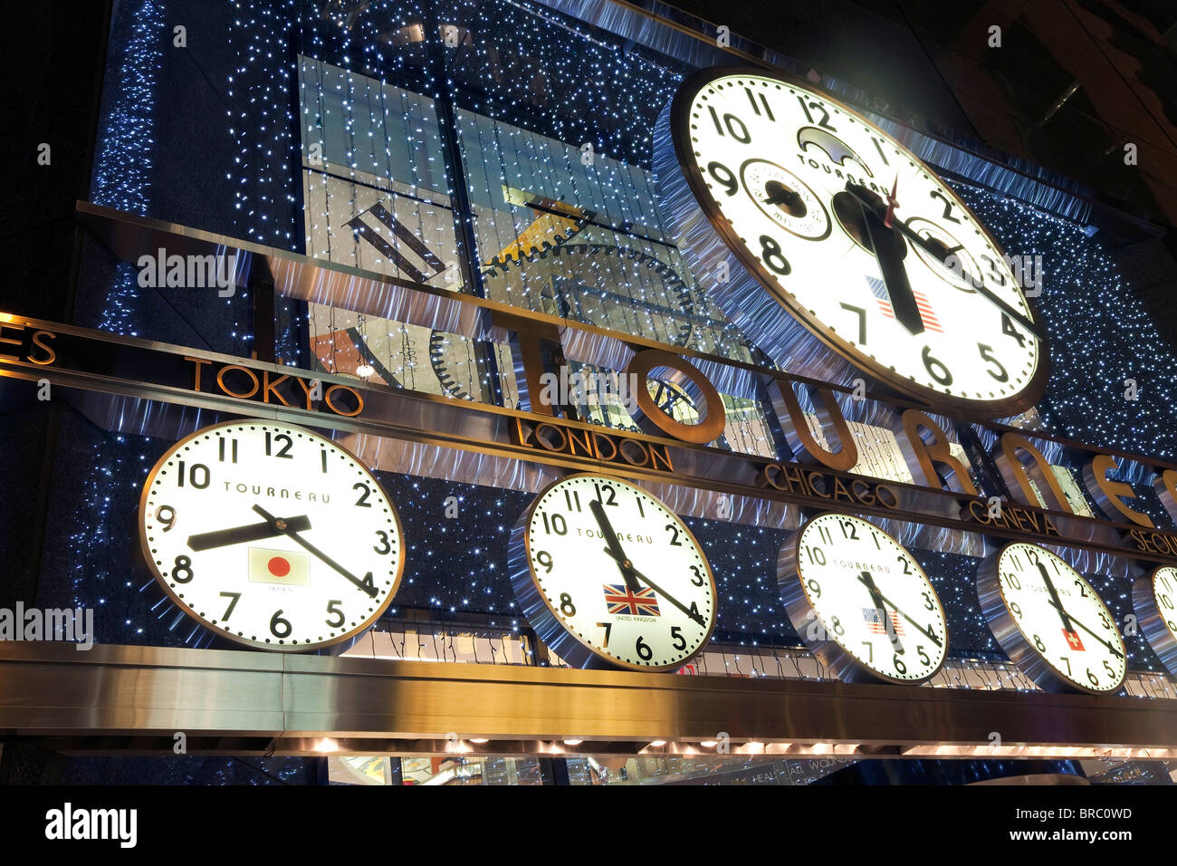 Uhren mit verschiedenen Weltzeiten Stadt außerhalb der Tourneau Store, Manhattan, New York City, New York, USA Stockfoto