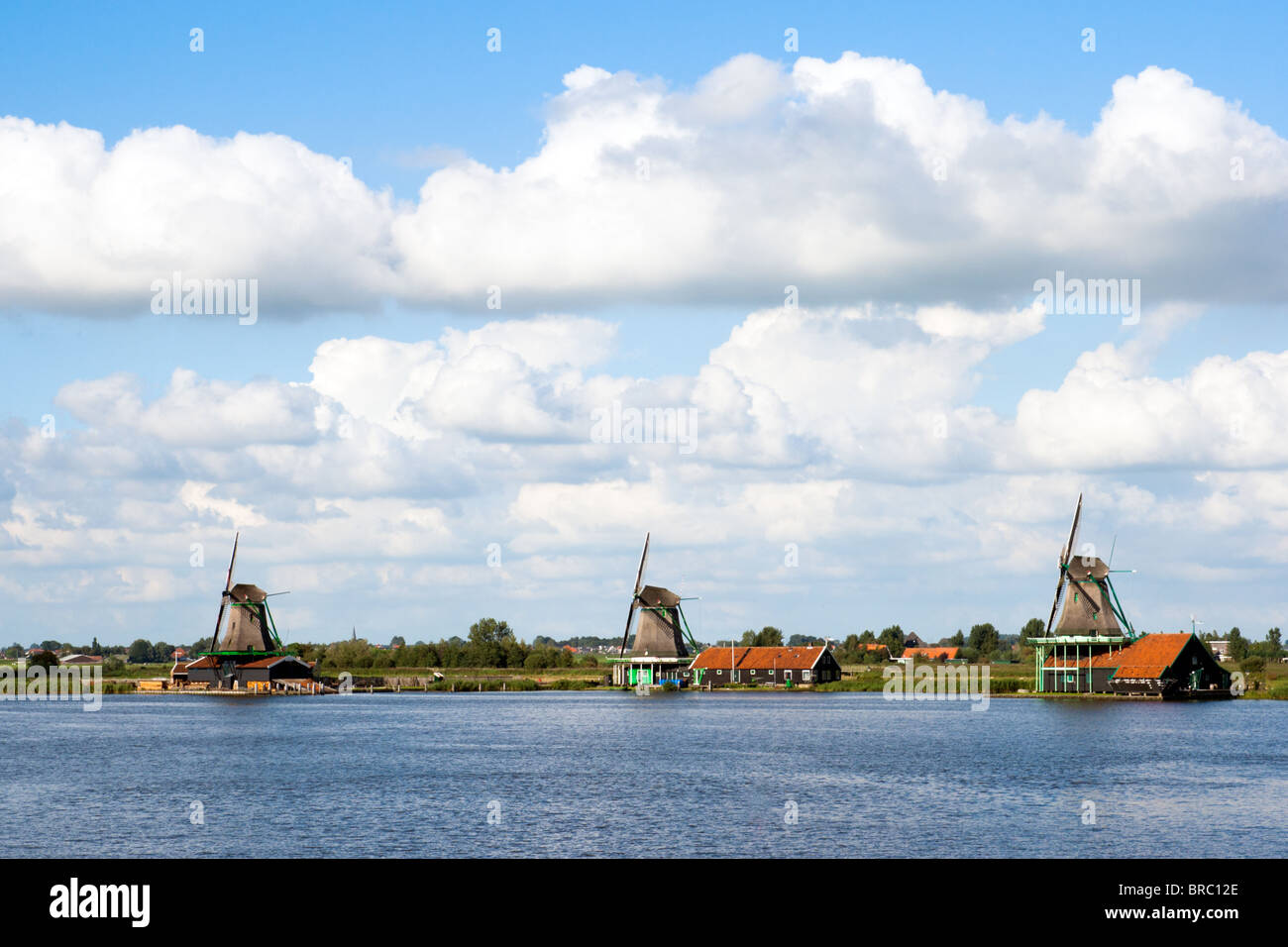 Gut erhaltene historische Windmühlen und Häuser auf der Zaanse Schans in Holland Stockfoto