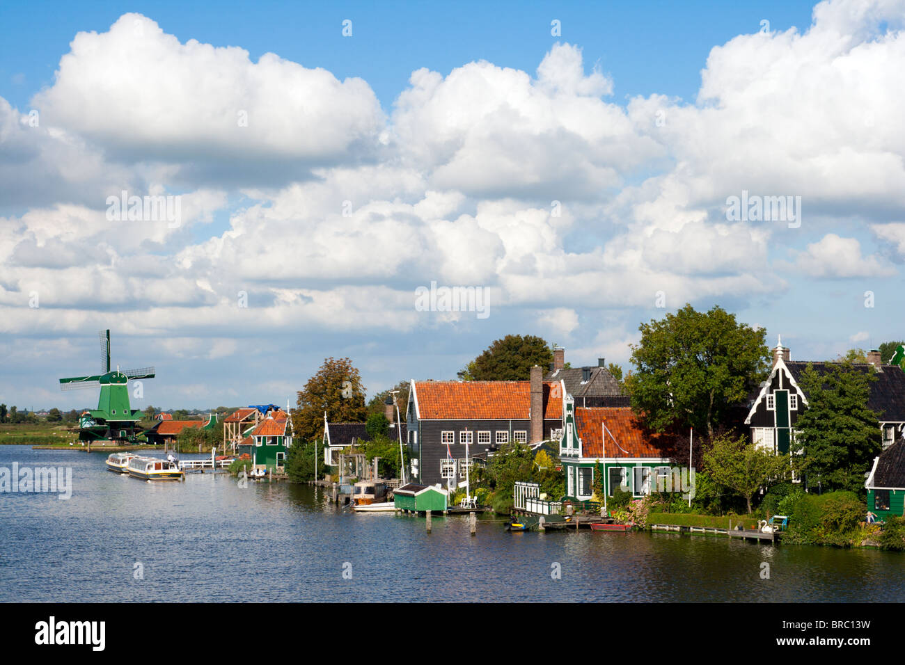 Gut erhaltene historische Windmühlen und Häuser auf der Zaanse Schans in Holland Stockfoto