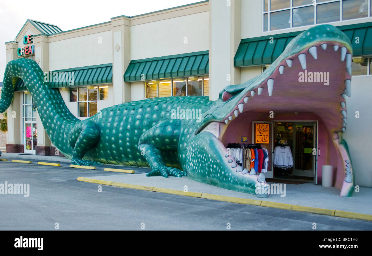 Ein skurriler Souvenirladen von Surf City empfängt Besucher durch einen riesigen Eingang mit Alligatormündung, der den Charme der Strandstadt mit verspieltem Spaß am Straßenrand verbindet. Stockfoto