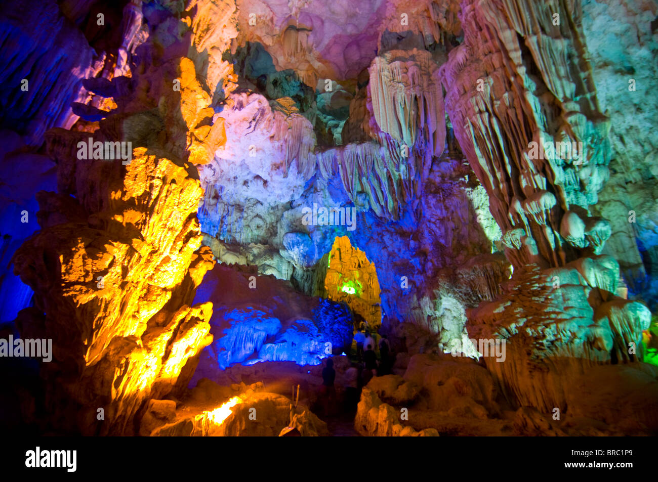 Sung Sot Grotte, UNESCO-Weltkulturerbe, Halong Bucht, Vietnam, Indochina Stockfoto