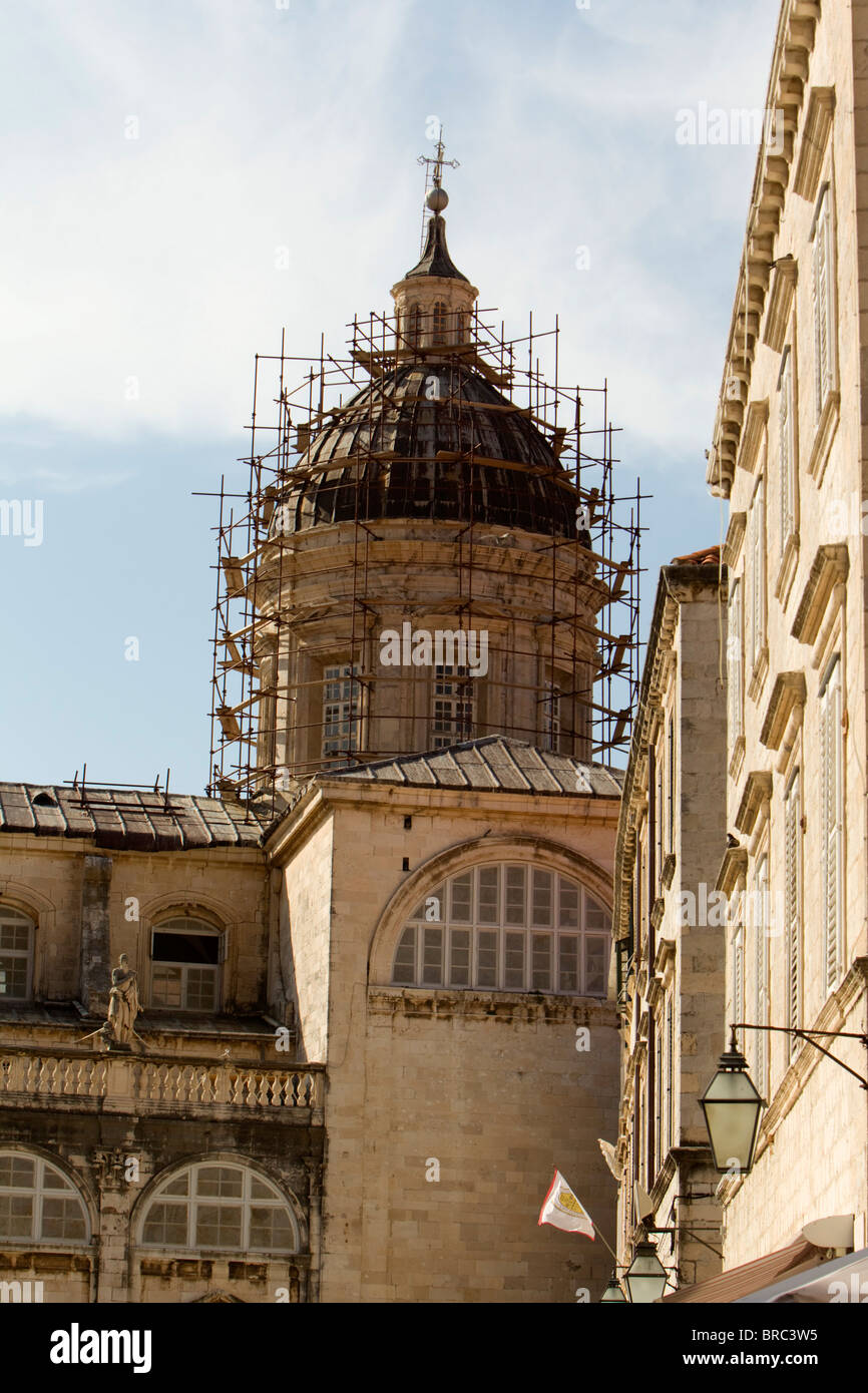 Ein Kirchturm bedeckt im Gerüstbau in der Altstadt von Dubrovnik, Kroatien Stockfoto