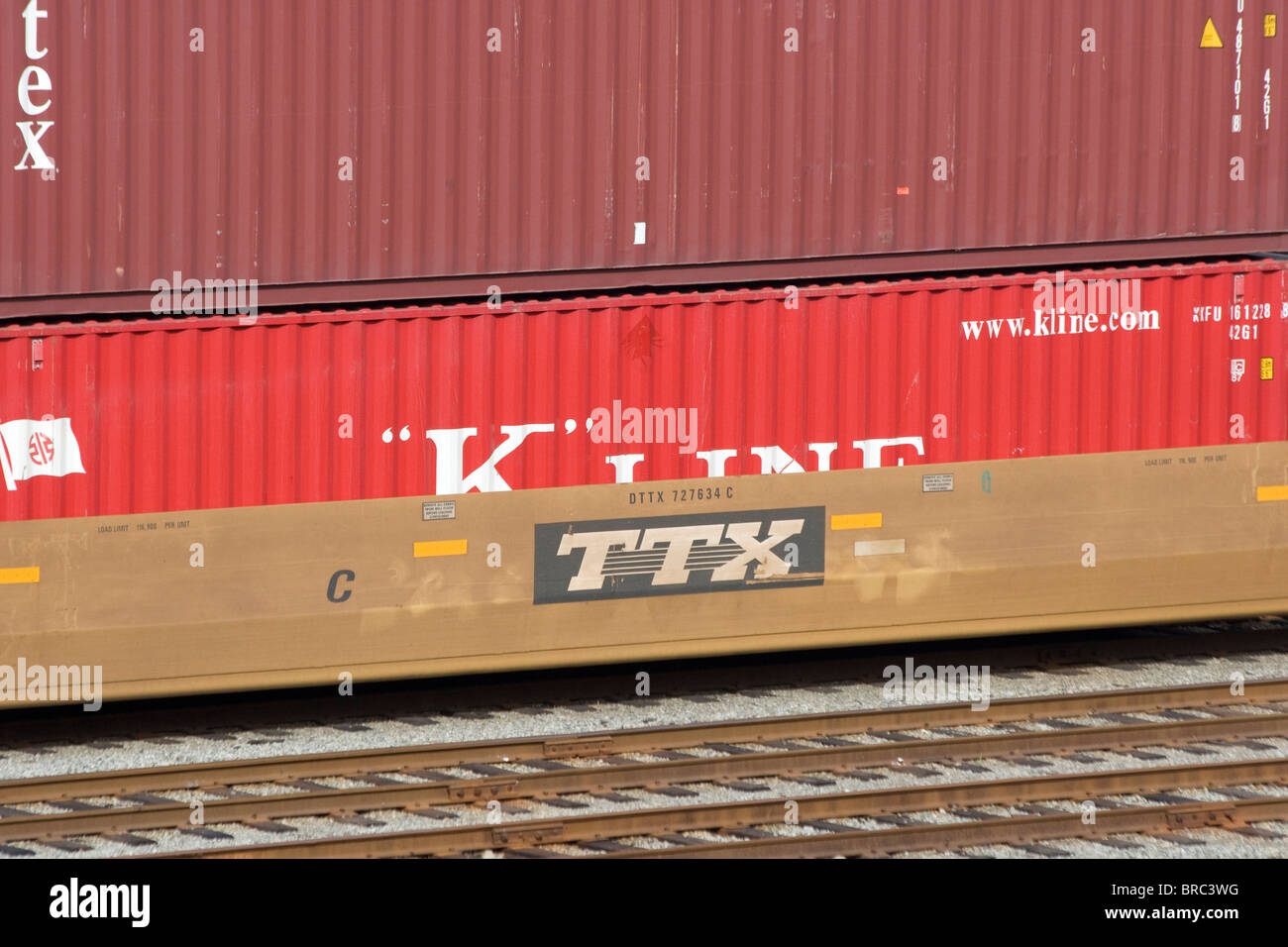 Container auf TTX Güterwagen in Rangierbahnhofs in der Innenstadt von Vancouver BC Kanada Stockfoto