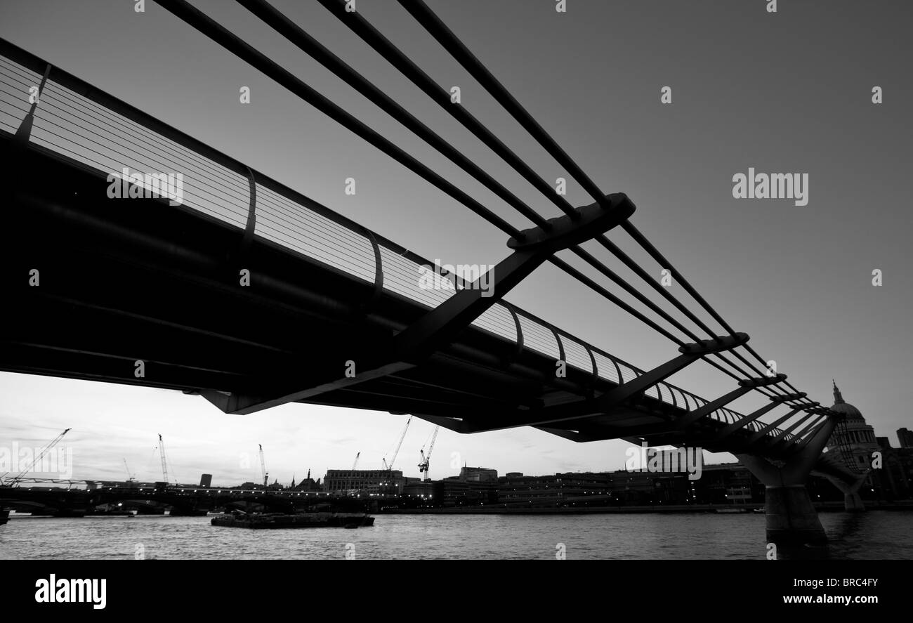 St-Paul-Kathedrale und die Millennium Bridge London Stockfoto