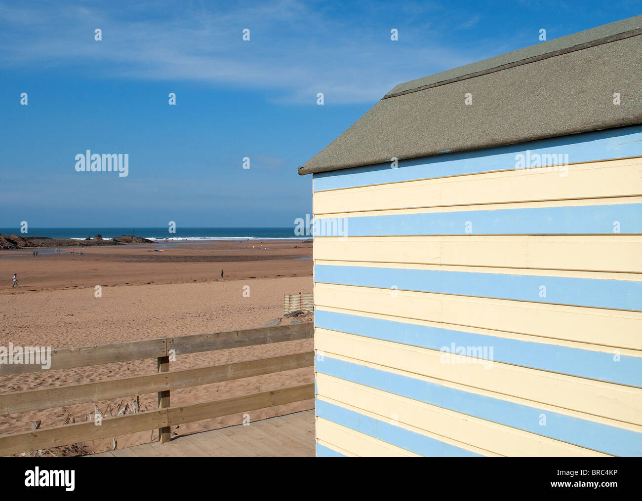 eine Strandhütte mit Blick auf Summerleaze Beach bei Bude in Cornwall, Großbritannien Stockfoto
