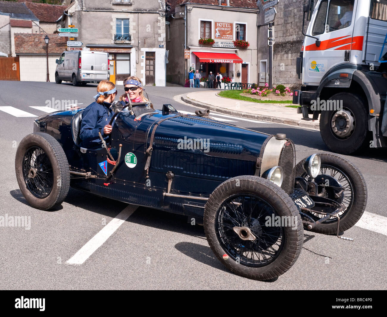 Alten Bugatti Type 35 Racer auf öffentlichen Straßen - Frankreich. Stockfoto