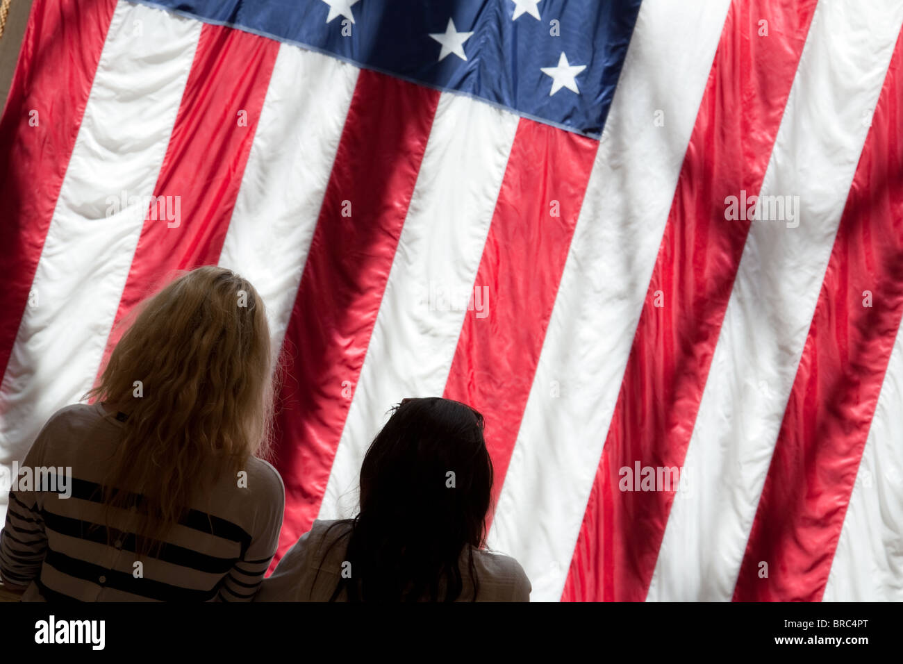 Zwei Jugendliche stehen vor den Sternen und Streifen, Las Vegas USA Stockfoto