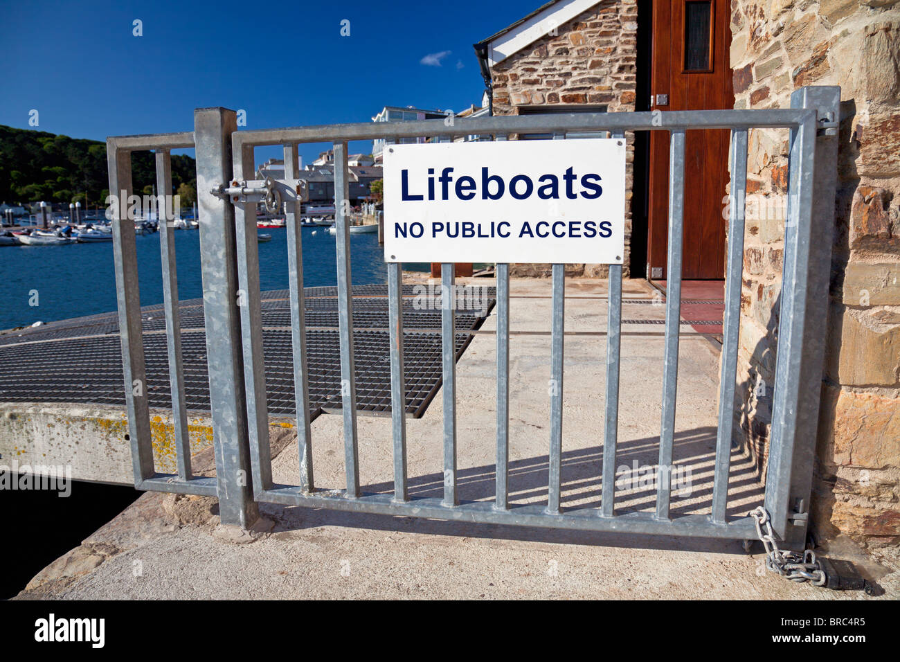 Salcombe Lifeboat Station mit Gated Eingang zu Slip-Way, Salcombe, Devon, England, Vereinigtes Königreich Stockfoto