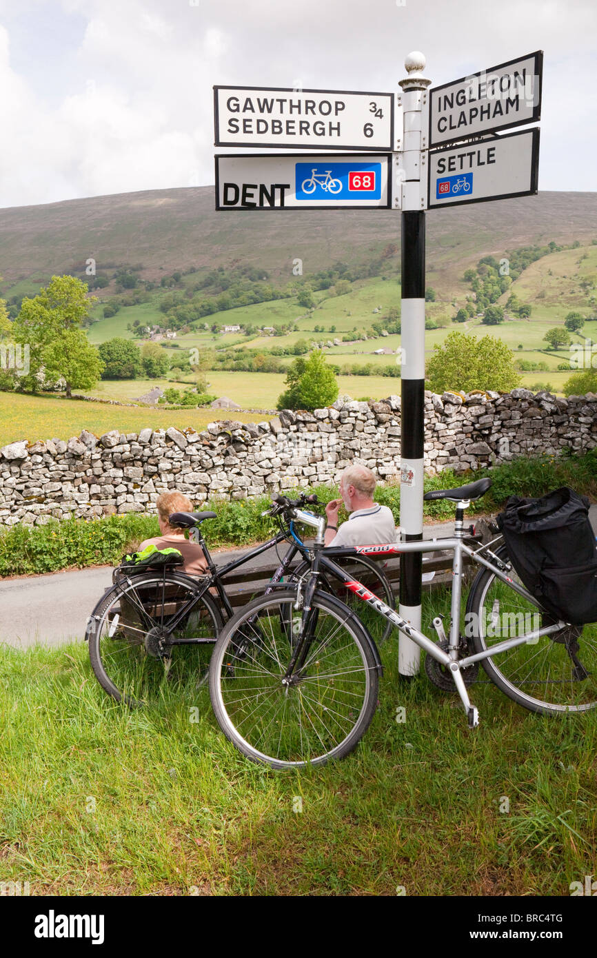 Ein paar genießt eine Pause während des Fahrens in Dentdale in den Yorkshire Dales National Park nahe dem Dorf von Dent, Cumbria. Stockfoto