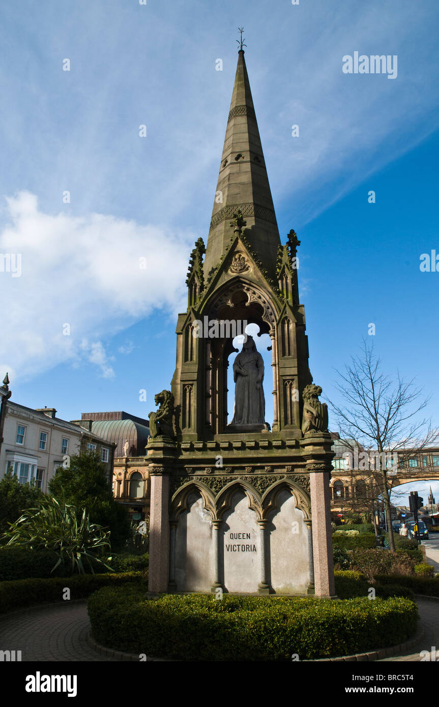 dh Queen Victoria Statue HARROGATE NORTH YORKSHIRE Victoria Gardens