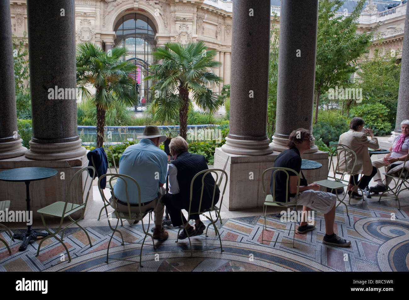 Paris, Frankreich, ein paar Touristen, die Getränke auf der Außenterrasse des French Cafe im Museumsgarten Petit Palais teilen, Urlaub, Außenansicht, Romantik, Senioren sitzen, Tag Stockfoto