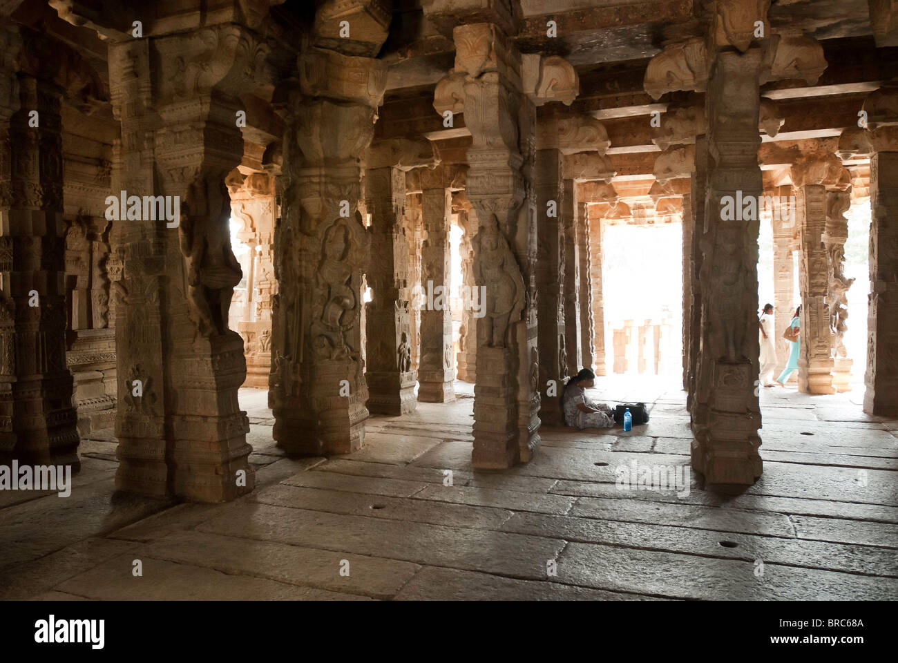 Virabhadra Tempel in Lepakshi, Andhra Pradesh, Indien, ist berühmt für seine künstlerische Tempel, die bis ins 16. Jahrhundert zurückreichen. Stockfoto