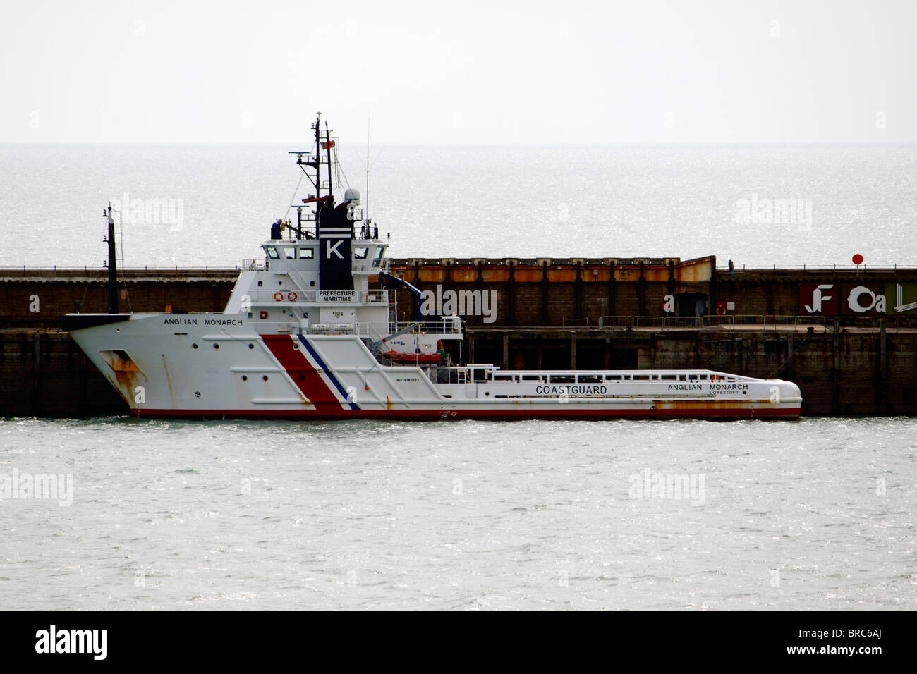 EINE ENGLISCHE KÜSTENWACHE SCHIFF ANGLIAN MONARCH VERTÄUT IM HAFEN VON FOLKSTONE. KENT UK. Stockfoto