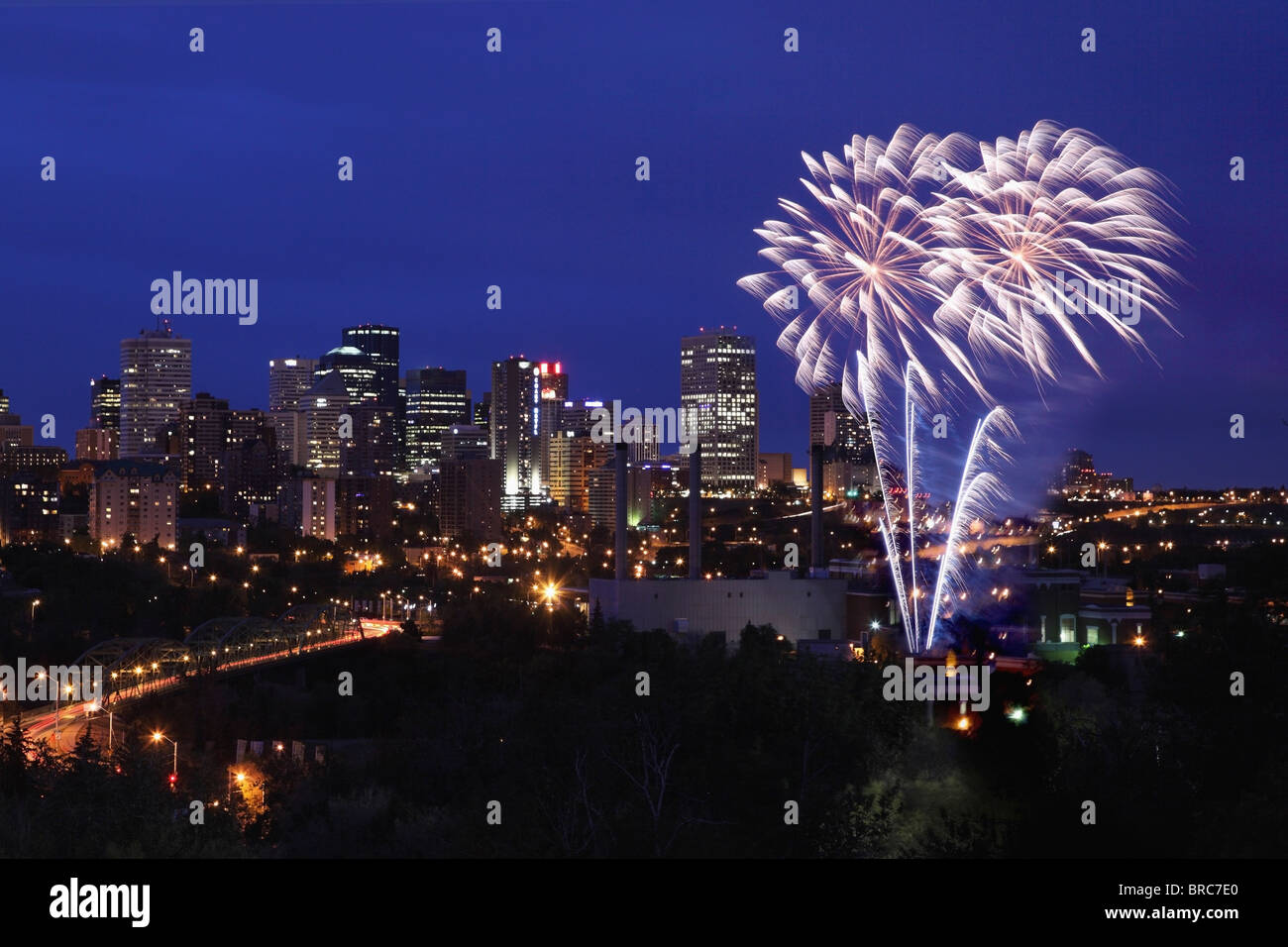 Feuerwerk über der Stadt; Edmonton, Alberta, Kanada Stockfoto