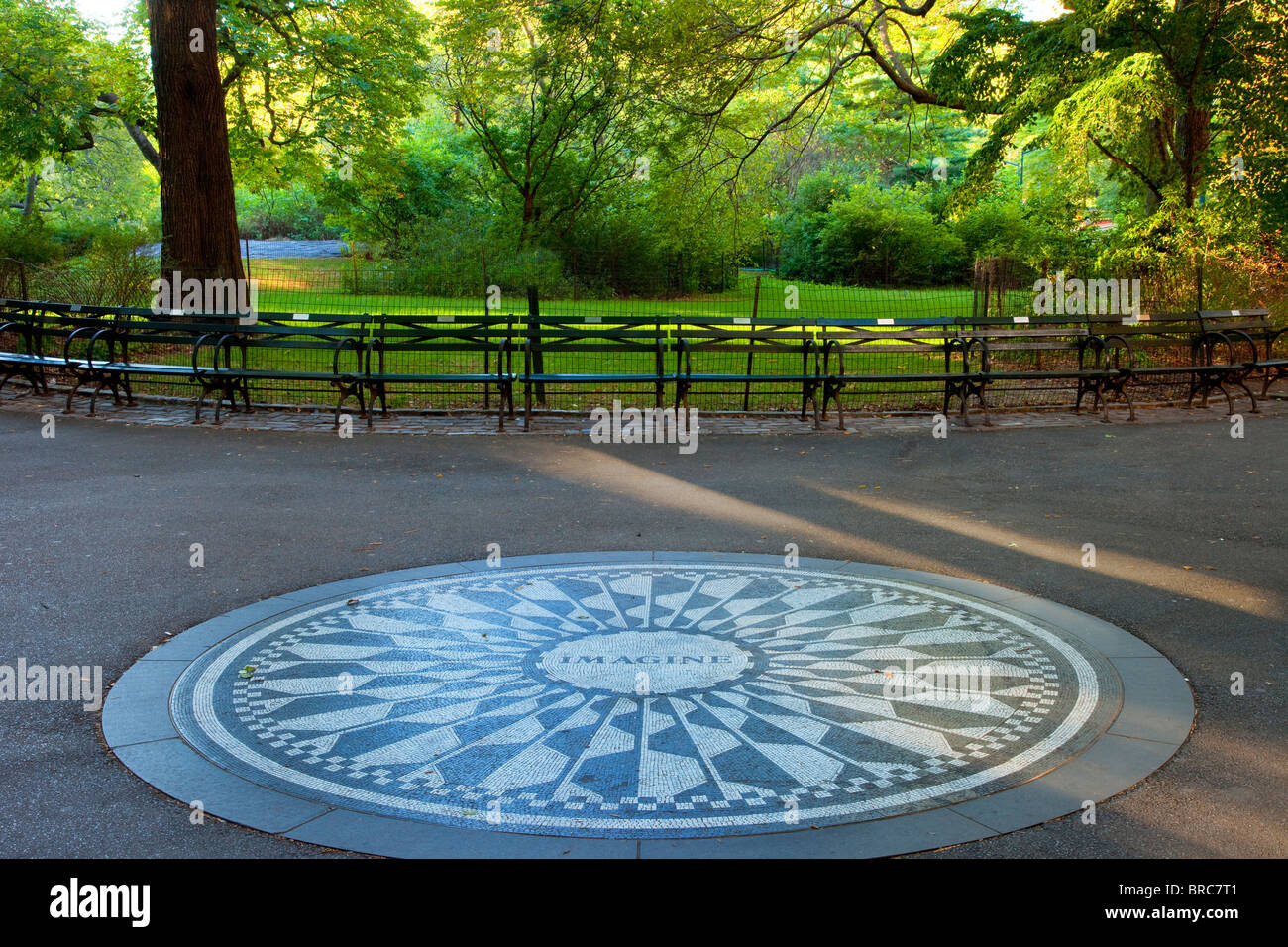 Am frühen Morgen auf dem John Lennon "Imagine" Denkmal in Strawberry Fields im Central Park in New York City, USA Stockfoto