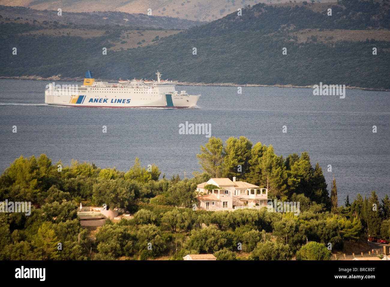 Griechische Fähren in der Ägäis vor der Küste von Korfu. 07.08.2009. Albanien kann im Hintergrund zu sehen. Stockfoto