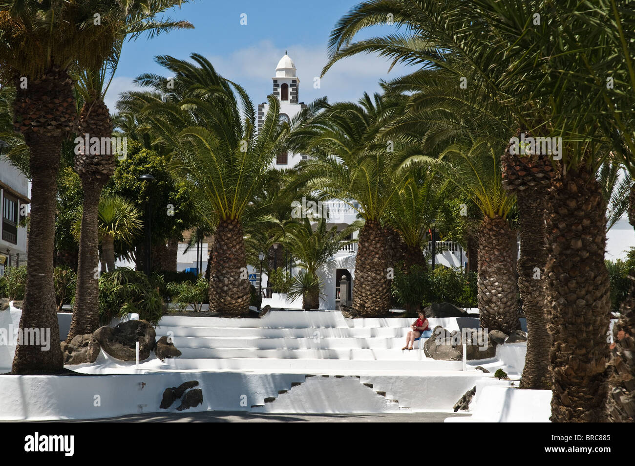 dh SAN BARTOLOME LANZAROTE Tourist entspannende Palm Bäume Dorf Plaza quadratische weiße Gebäude Stockfoto