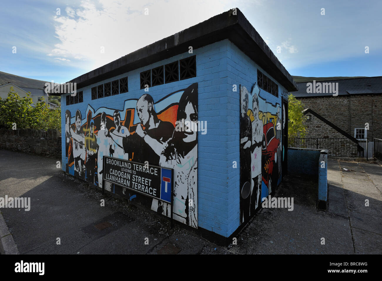 Public Convenience außen mit Graffiti verziert. Stockfoto