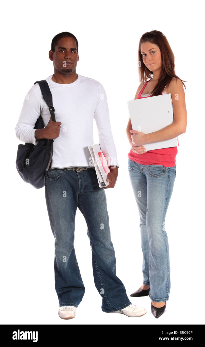 Zwei attraktive Studenten steht man vor einem weißen Hintergrund. Stockfoto