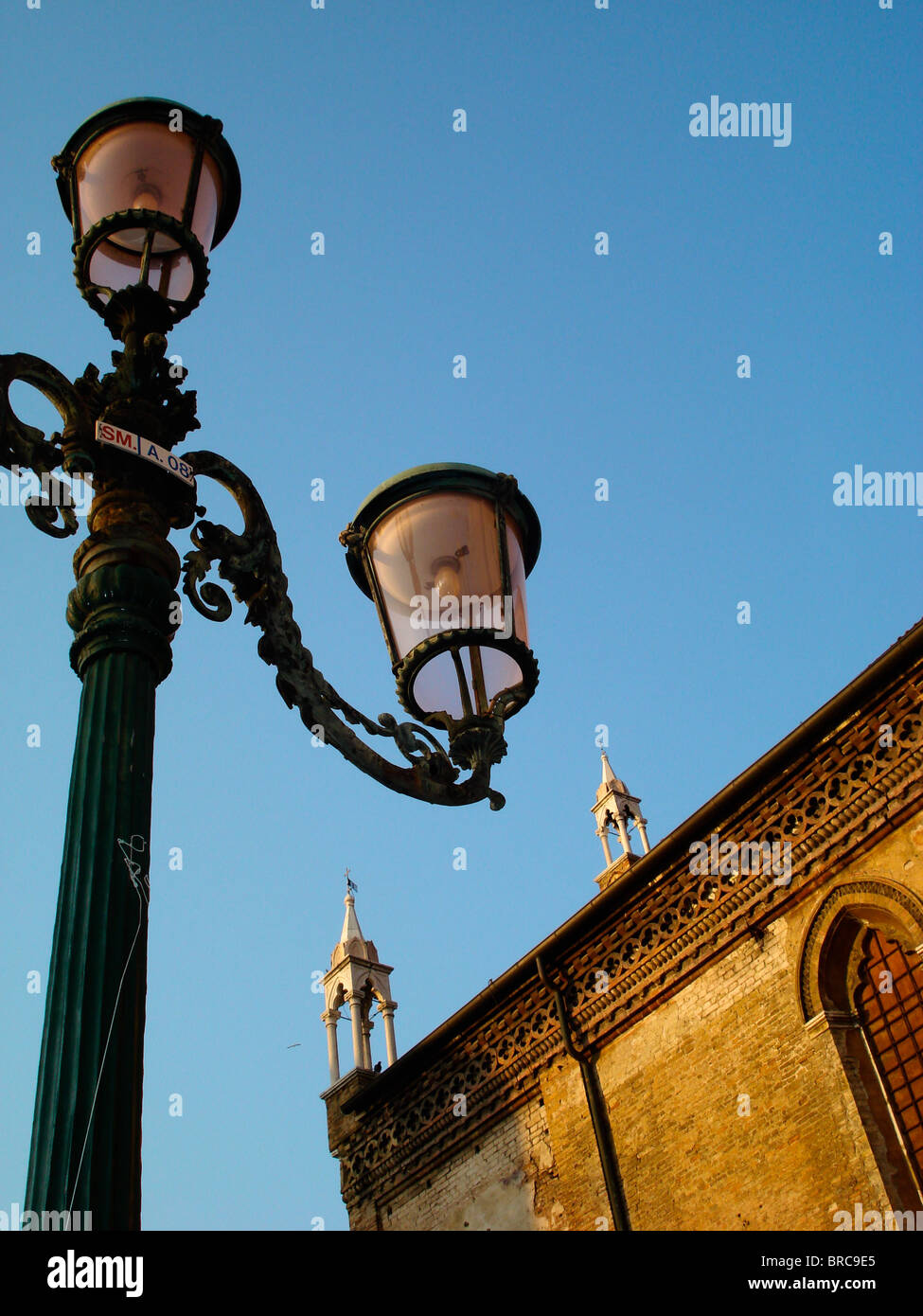 Lampe genommen in warmes Sonnenlicht, in Campo Santo Stefano in Venedig, Italien Stockfoto