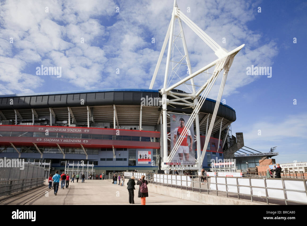 Vor dem Eingang zum Fürstentum Stadion Welsh national Fußball und Rugby Veranstaltungsort. Cardiff (Caerdydd), Glamorgan, South Wales, UK, Großbritannien. Stockfoto