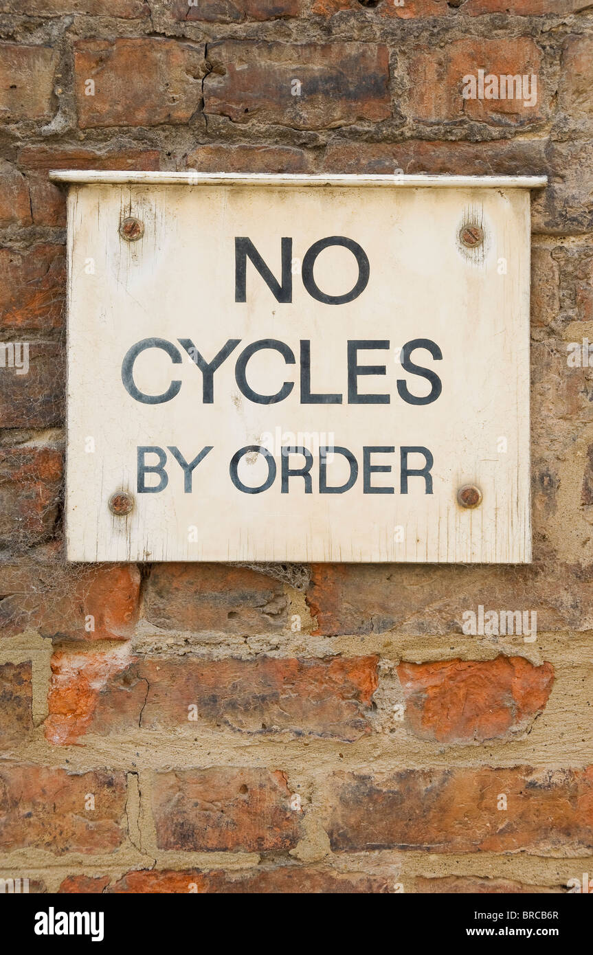 Nahaufnahme der NO-Zyklen durch Auftragsschild an der Ziegelwand York North Yorkshire England Großbritannien GB Großbritannien Stockfoto