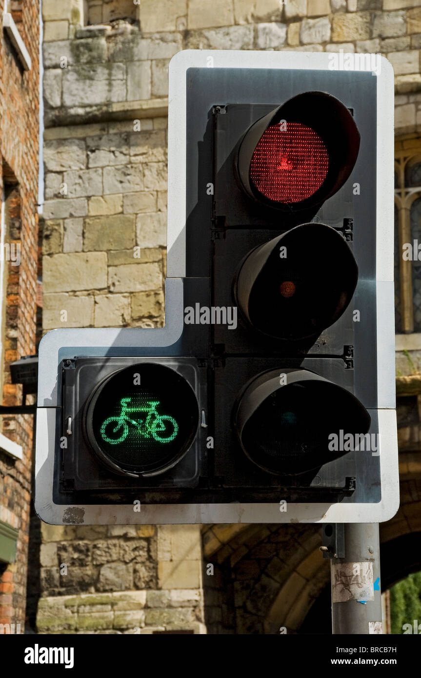 Nahaufnahme der Ampel an rotem Stoppschild für Fahrzeuge und grünem Signal für Radfahrer England UK Großbritannien Großbritannien Großbritannien Stockfoto