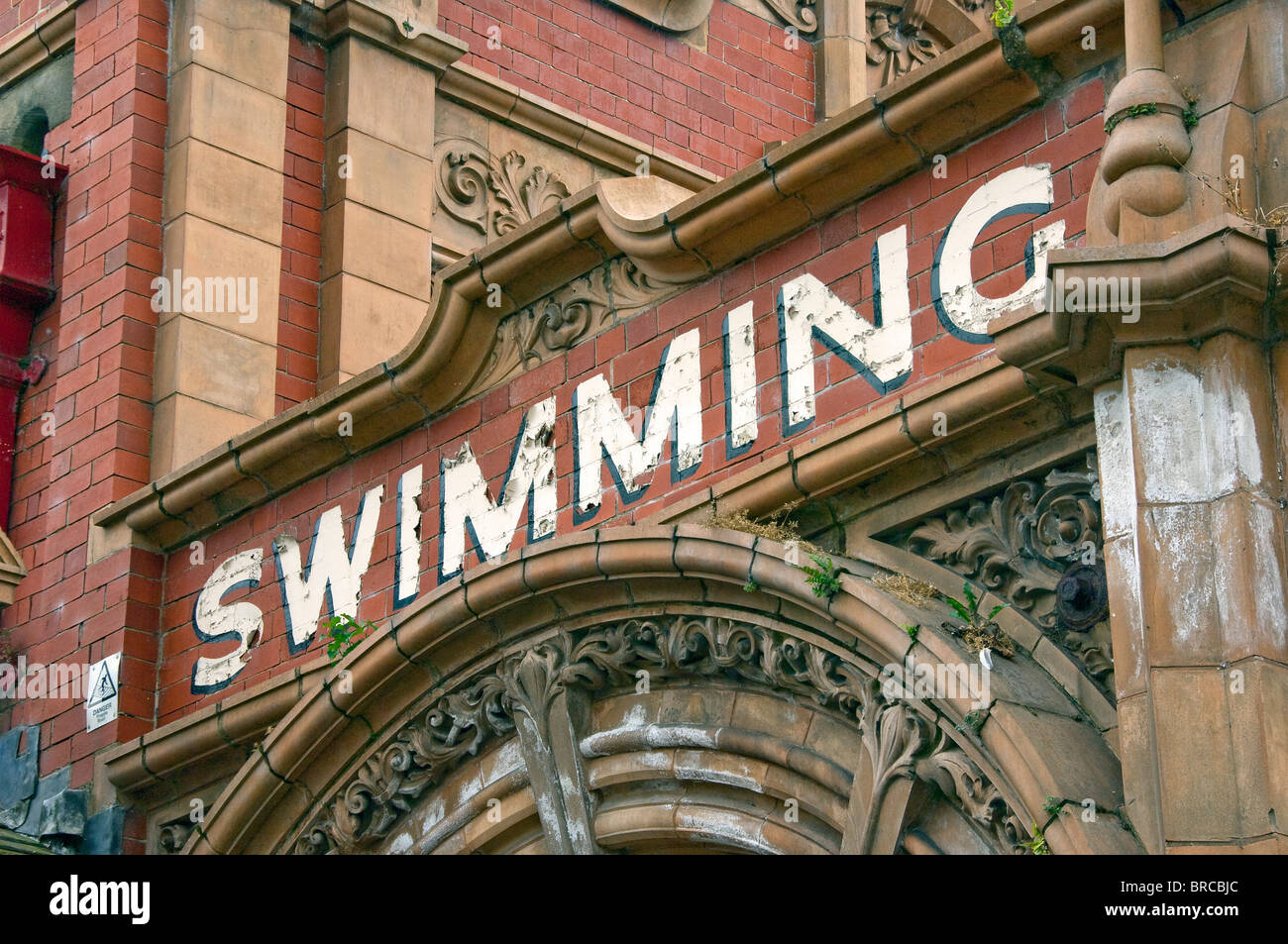 Nahaufnahme von Ripon Spa Swimming Bäder Pool alt gestrichen schild Park Street Ripon North Yorkshire England Vereinigtes Königreich GB Großbritannien Stockfoto