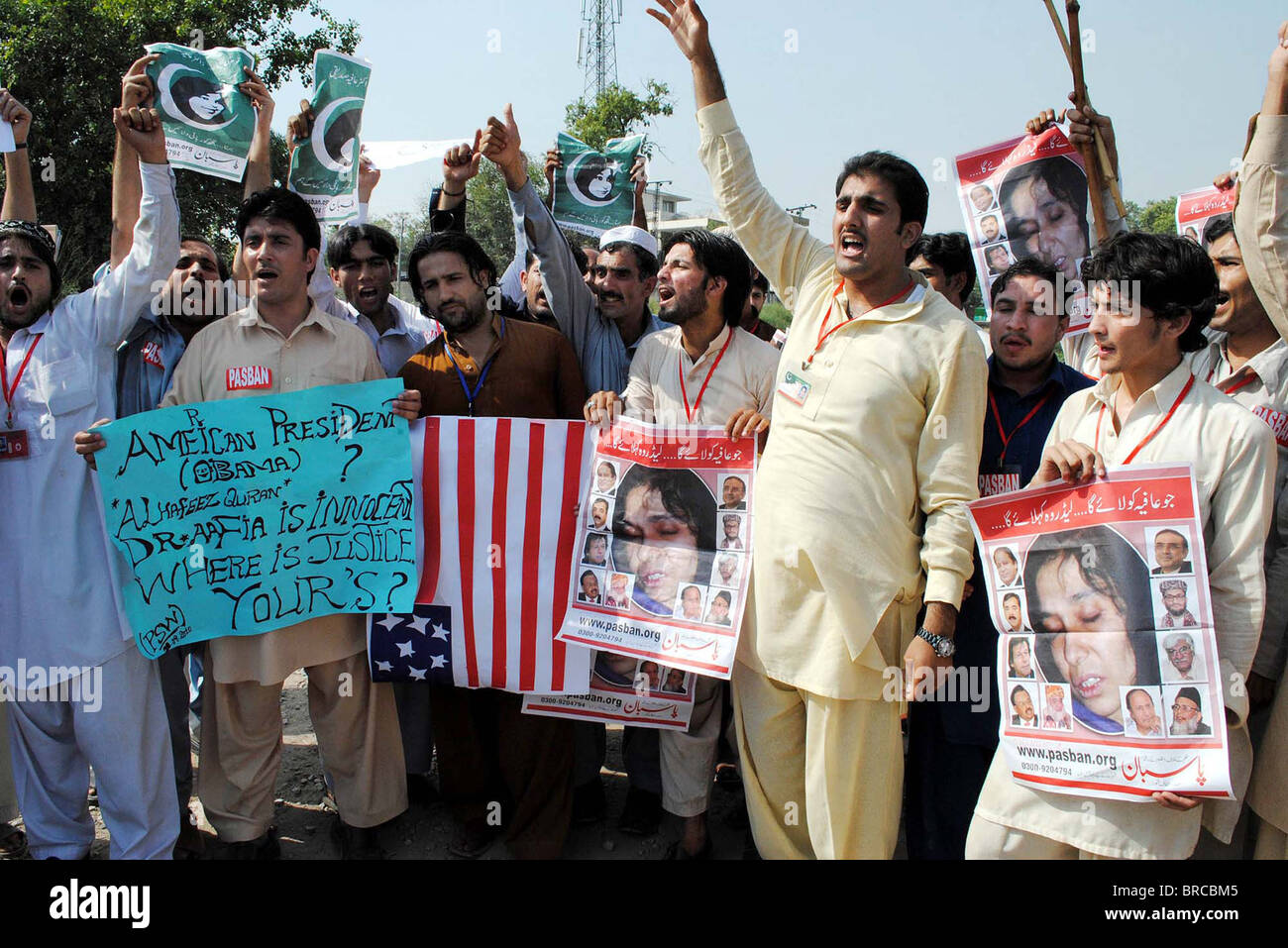 Aktivisten der Pasban schreien Parolen für die Freigabe der Dr.Aafia Siddiqui bei Protestkundgebung in Peshawar Stockfoto