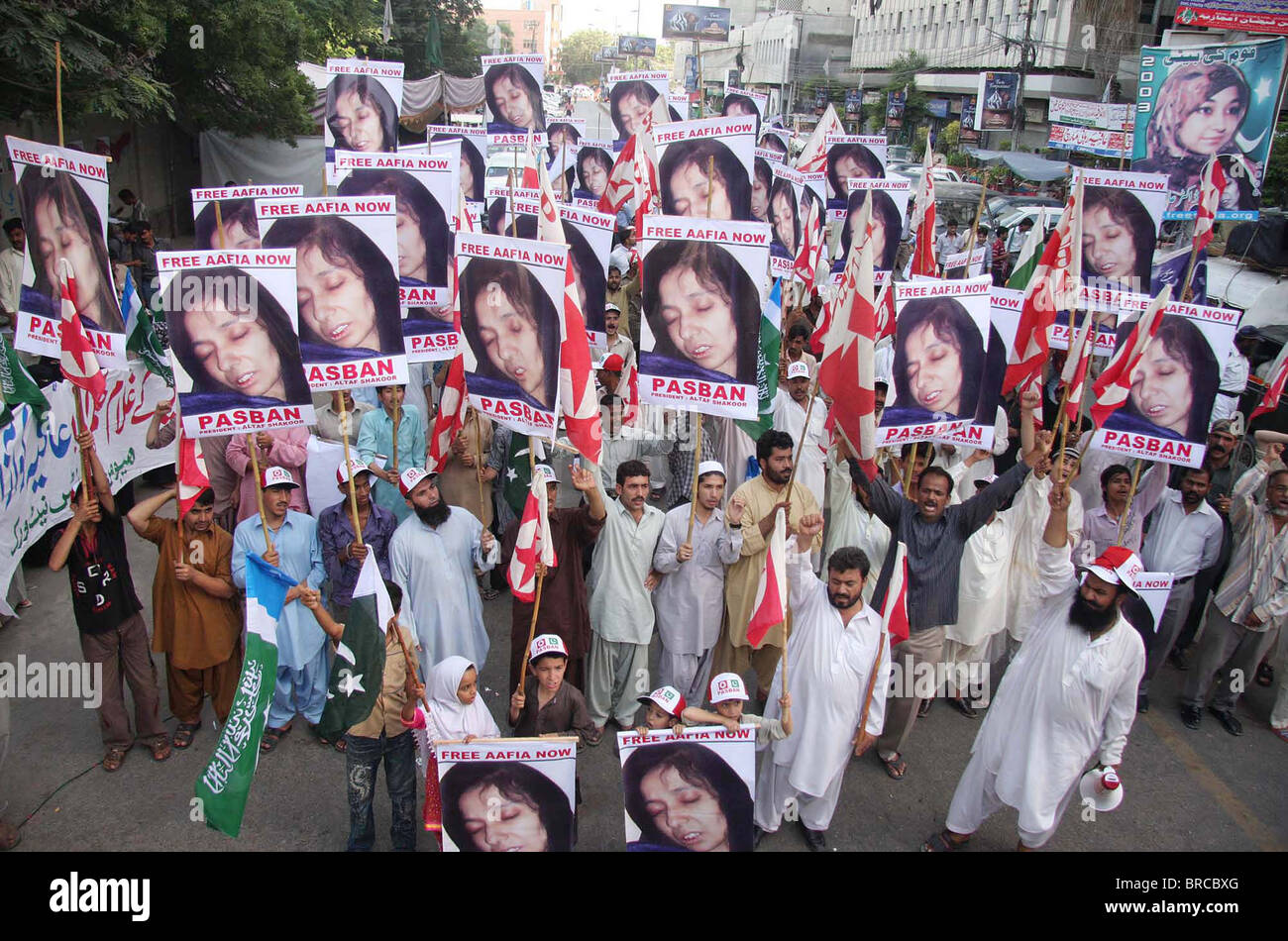 Anhänger der Pasban protestieren für die Freigabe der Dr.Aafia Siddiqui während einer Kundgebung vor Karachi-Presse-club Stockfoto