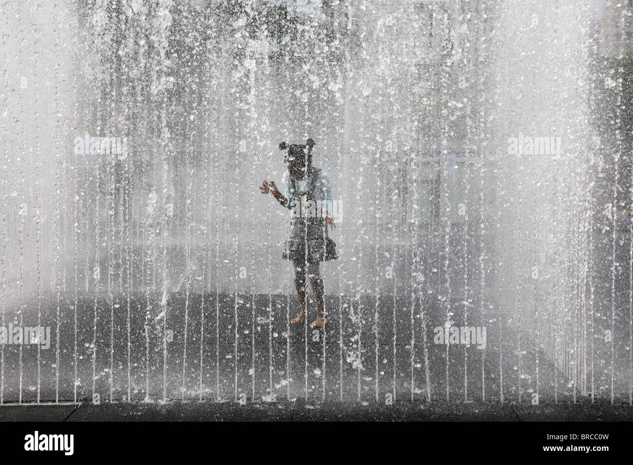 Kind in eine Box Brunnen Wasser kühl zu halten. Stockfoto