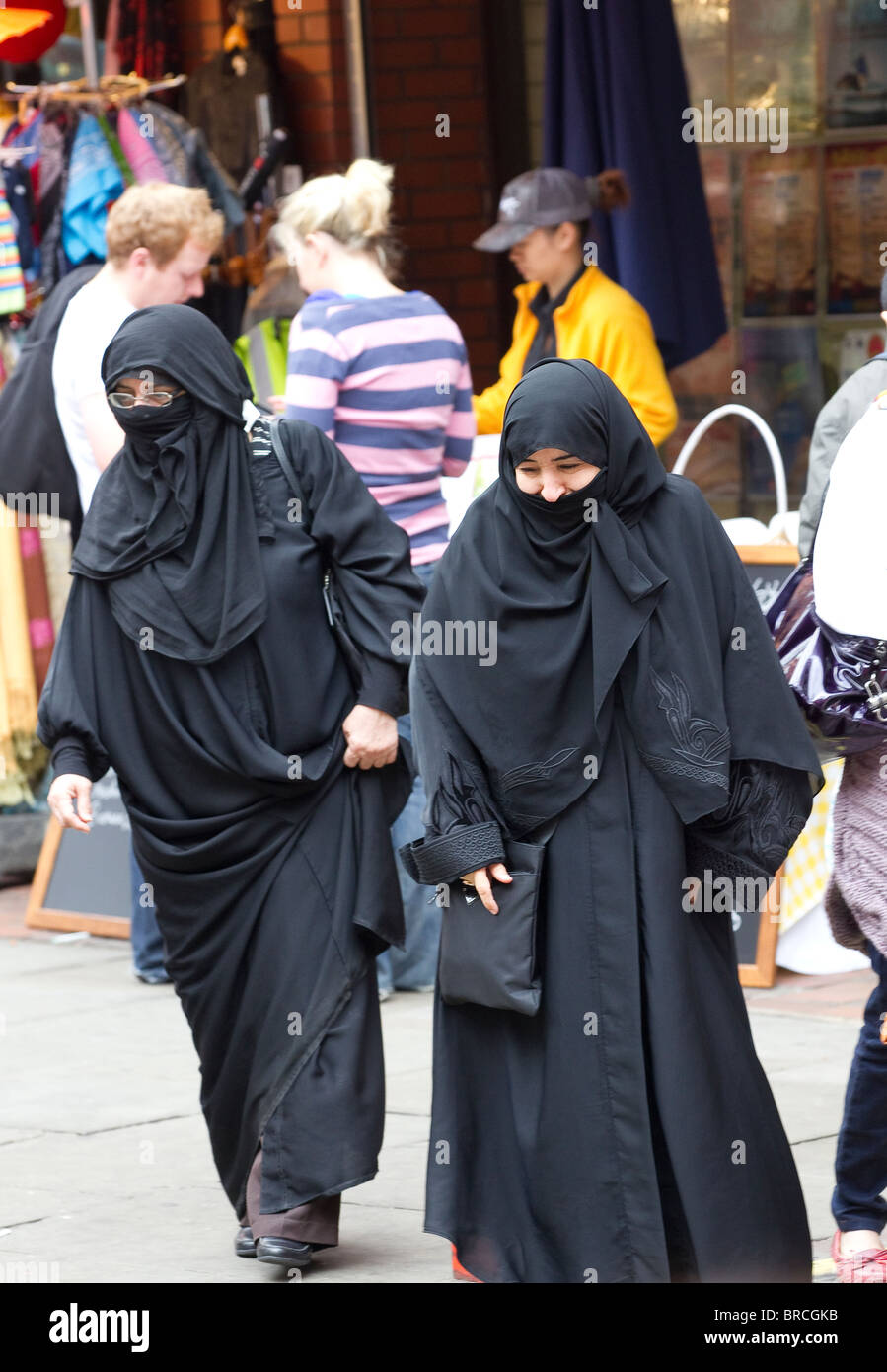 muslimische Frauen einkaufen Stockfoto