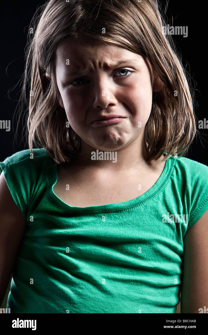 Wichtigsten Flachschuss eines aufgeregt junge Mädchen vor schwarzem Hintergrund Stockfoto