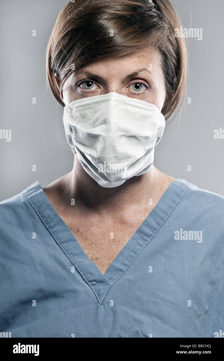 Schuss von einem attraktiven weiblichen Arzt mit Gesichtsmaske Stockfoto