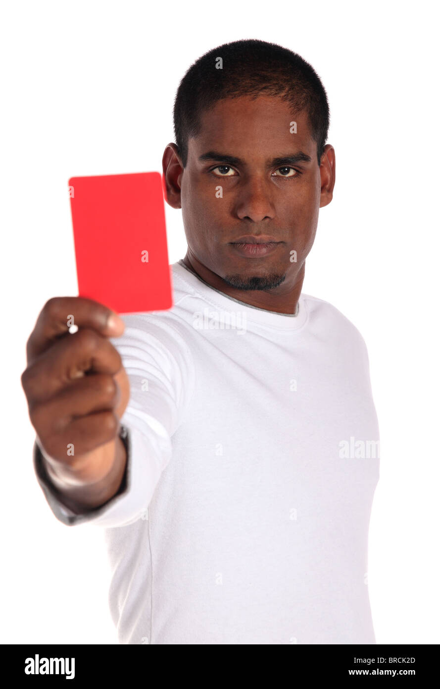 Eine attraktive dunkelhäutigen Mann zeigt eine rote Karte. Alle auf weißem Hintergrund. Stockfoto